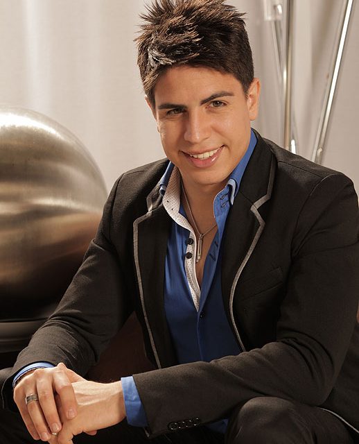 Con las manos llenas el cantante Fabián Torres