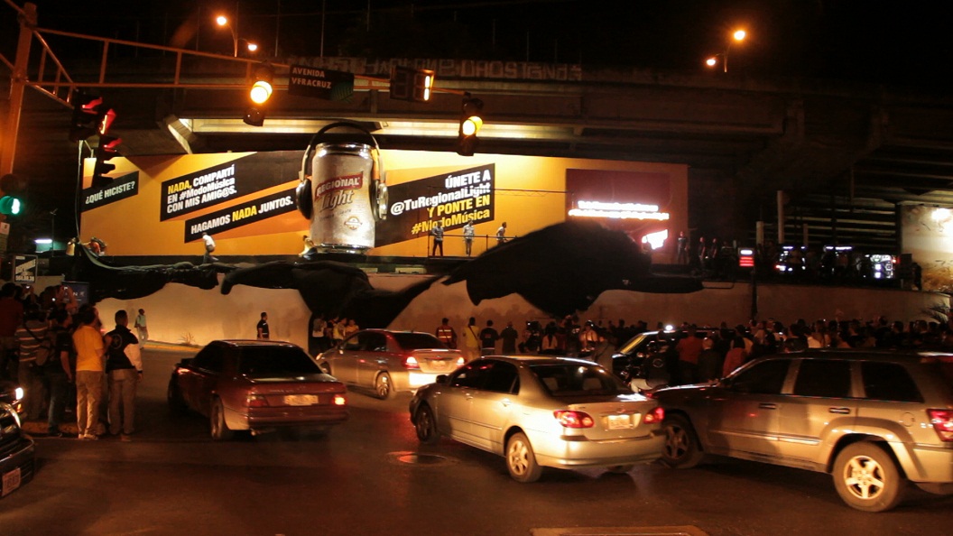 Regional Light activa la primera valla interactiva de Caracas