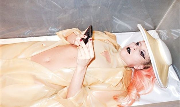 Terry Richardson retrata la soledad de Lady Gaga durante su gira mundial