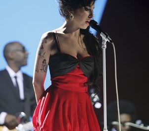 Diseñador Jean Paul Gaultier se inspiró en Amy Winehouse