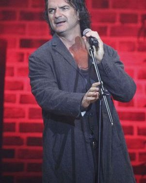 Ricardo Arjona rinde homenaje a su madre en nuevo videoclip
