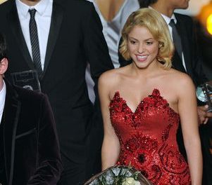 Shakira deja Barcelona y crecen rumores de crisis con Piqué
