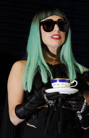 Lady Gaga se tropieza en pleno escenario en Corea