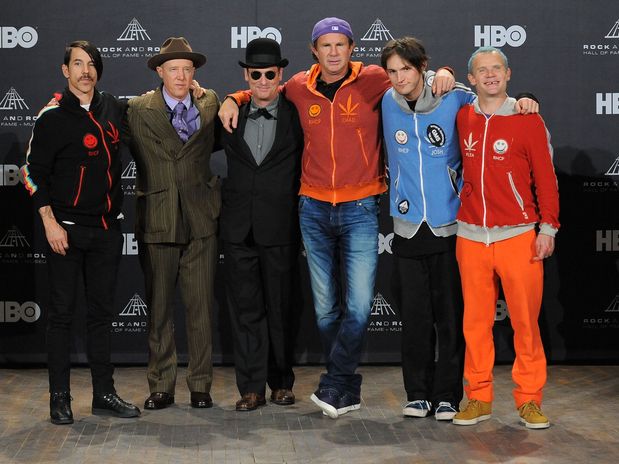Exguitarrista de Red Hot Chili Peppers enojado con la banda