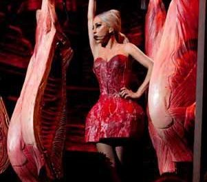 Lady Gaga sorprende con nueva versión de vestido de carne