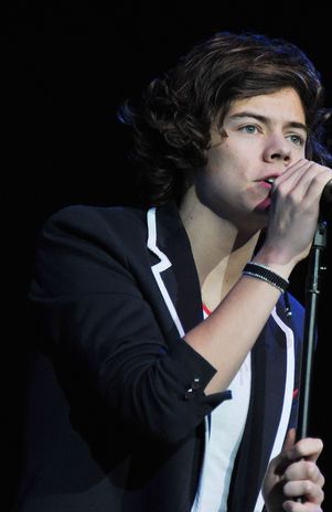 Harry Styles de One Direction se cae en pleno show