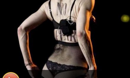 Madonna lo vuelve a hacer: enseña su tanga en Roma (+Video)