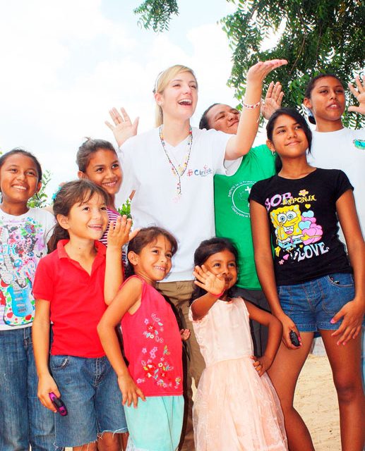 GABRIELLA FERRARI COMPARTIÓ CON LOS NIÑOS DE LA VILLA DEL ROSARIO EN EL ESTADO ZULIA