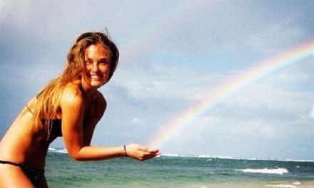 Bar Refaeli cumple 27 años y lo celebra en bikini