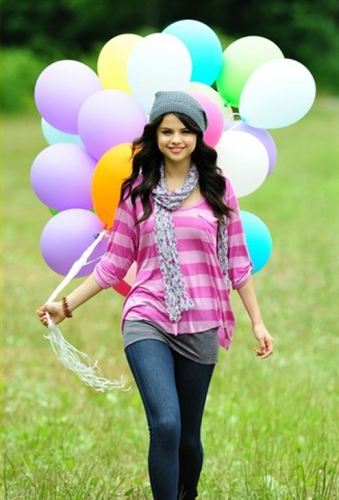 Selena Gomez presenta su nueva colección de ropa »Dream out loud»