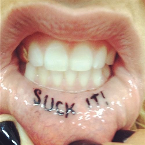 Kesha se tatúa la boca