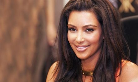 Kim Kardashian tiene psoriasis Y pide ayuda