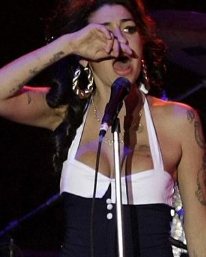 Padre de Amy Winehouse duerme mejor desde muerte de su hija