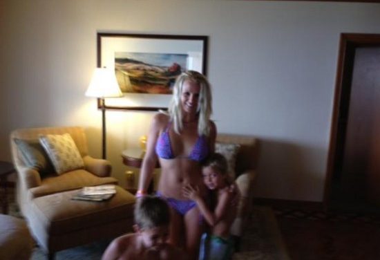 Britney Spears luce sexy bikini violeta en Hawái