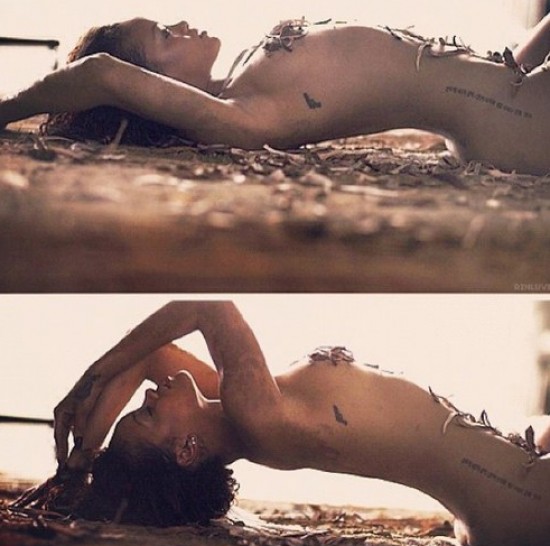Rihanna enciende Twitter con fotos completamente desnuda (+Fotos)