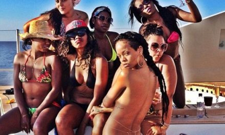 Rihanna sube la temperatura con sexys bikinis y topless