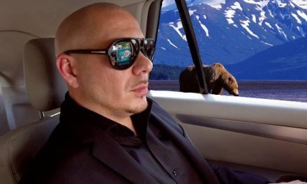 Pitbull recibe repelente de osos en Alaska