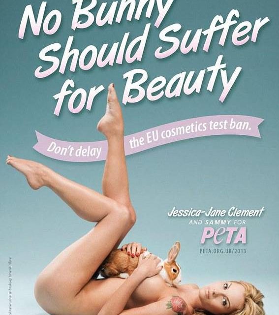 Jessica-Jane Clement suma su desnudo a PETA