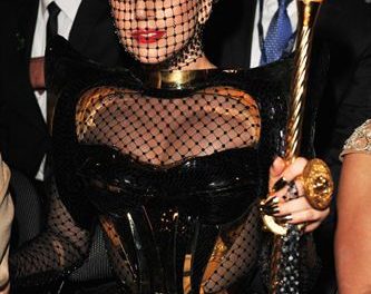 Lady Gaga compra el vestido de Alexander McQueen más caro de la historia