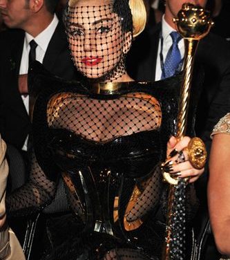 Lady Gaga compra el vestido de Alexander McQueen más caro de la historia