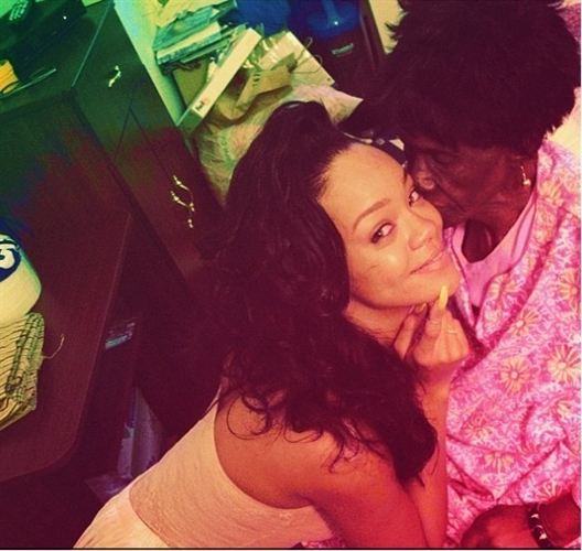 Rihanna llora la muerte de su abuela… Estaba enferma de cáncer
