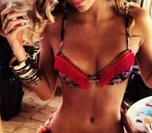 Belinda publica sexy foto en bikini en Twitter