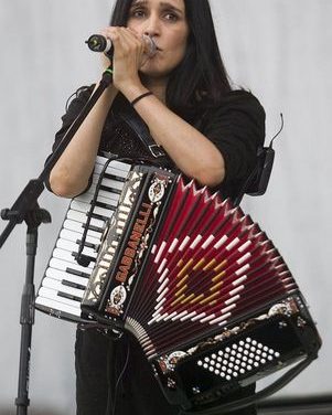 Julieta Venegas conquista a franceses con música