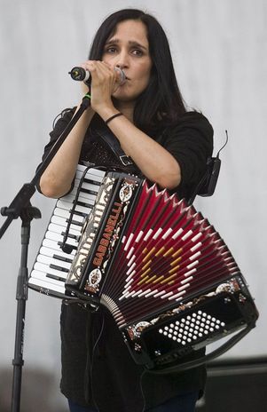 Julieta Venegas conquista a franceses con música