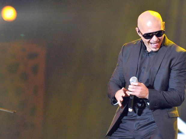 Pitbull obligado a cantar en Alaska por broma en Internet