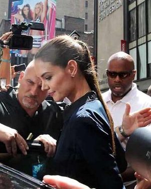 Katie Holmes declara que está bien tras divorcio de Cruise