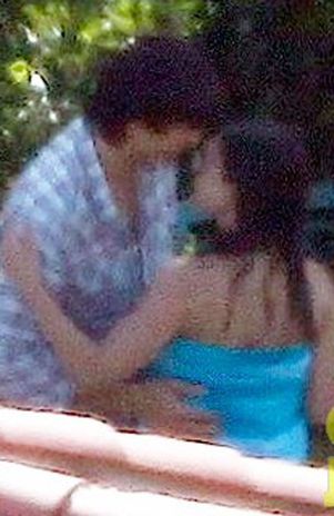 Mila Kunis y Ashton Kutcher son captados en pleno beso