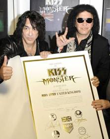 KISS PUBLICA LYRIC VIDEO DE NUEVA CANCIÒN