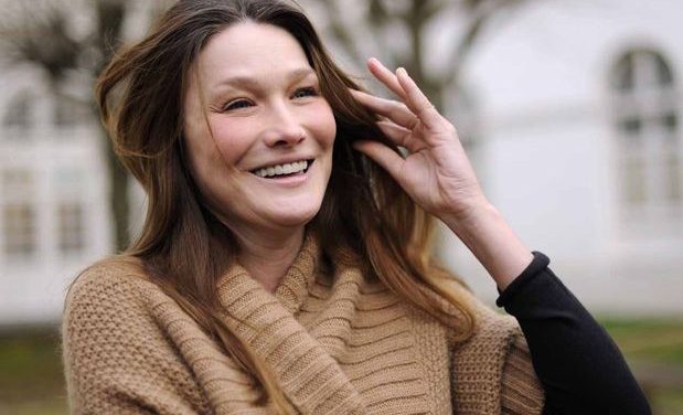 Carla Bruni desmiente embarazo en revista francesa