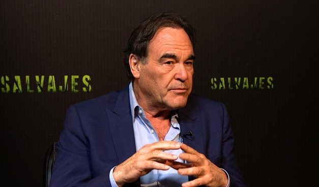 Oppenheimer Presenta transmite entrevista con el cineasta Oliver Stone