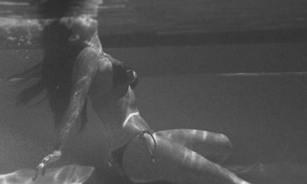 Kim Kardashian muestra su curvilínea figura bajo el agua