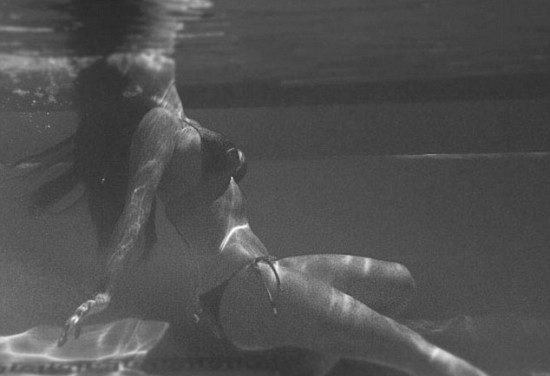 Kim Kardashian muestra su curvilínea figura bajo el agua