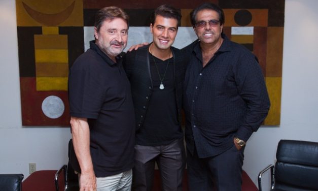 El cantautor, músico y actor Jencarlos Canela firma con Universal Music Latín Entertainment