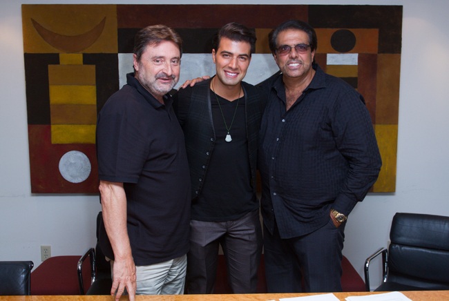 El cantautor, músico y actor Jencarlos Canela firma con Universal Music Latín Entertainment