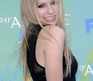 Avril Lavigne se compromete de nuevo tras divorcio