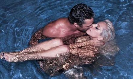 Lady Gaga y Taylor Kinney presumen su amor al desnudo