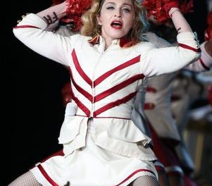 Madonna perdona a Elton John por llamarla stripper de feria