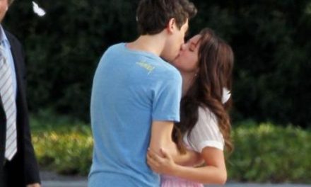 Selena Gomez en tiernos besos con Nat Wolff