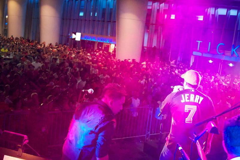 Jerry Rivera Enciende el Marlins Stadium Con Un Gran Concierto Luego Del Partido