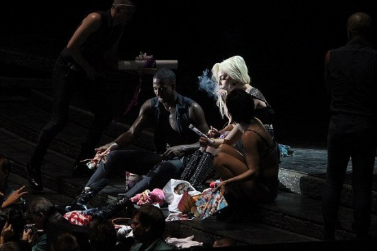 Lady Gaga fuma marihuana en concierto #WTF (+Fotos)