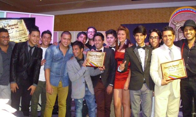 Salserín protagonizó un emotivo homenaje a Oscar de León en los premios Cacique de Oro 2012