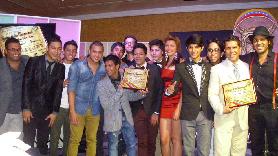 Salserín protagonizó un emotivo homenaje a Oscar de León en los premios Cacique de Oro 2012