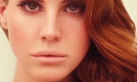 Lana del Rey reeditará su debut con más temas y una versión de »Blue Velvet»