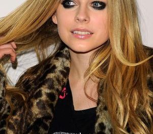 Futuro esposo de Avril Lavigne deseaba ocultar su compromiso