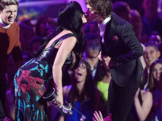 Katy Perry besó en los labios a integrantes de One Direction