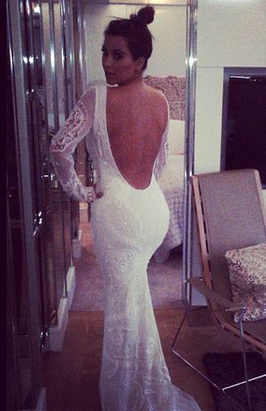 Kim Kardashian muestra pista de posible boda con vestido sexy